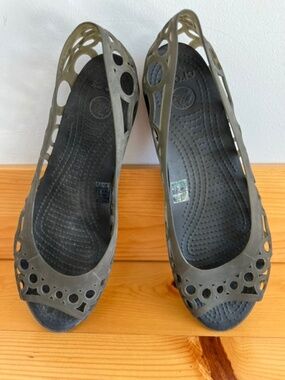 Crocs Adrina Flats Olive Green size 10W LIKE NEW!